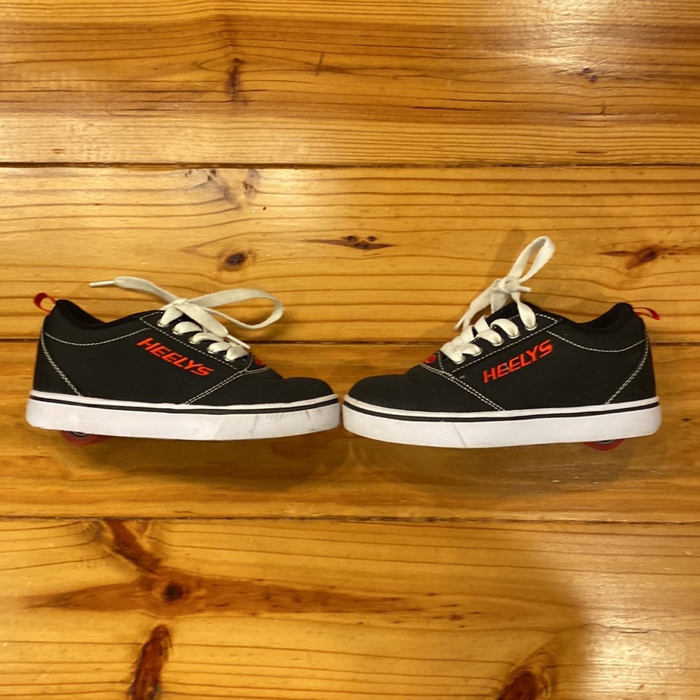 Heelys Youth Size 2, Lightly Used